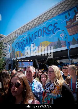 Une scène de rue à la conférence Salesforce Dreamforce en 2024 à San Francisco, USA Banque D'Images