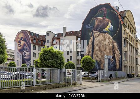 Murale Identity du duo Street art Medianeras (à gauche) et mural Dominion de Nils Westergard (à droite), Hofaue 49, Elberfeldt, Wuppertal, Rhénanie-du-Nord-Westphalie Banque D'Images