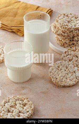 lait dans un verre et pains de sarrasin sur la table Banque D'Images