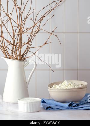 fromage cottage dans un bol sur le fond d'une cuisine lumineuse Banque D'Images