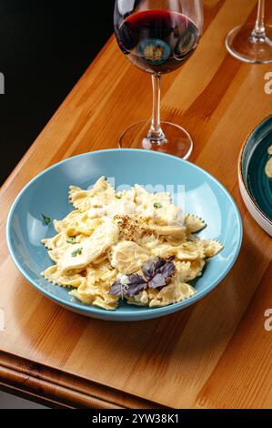 pâtes au poulet et champignons dans une sauce à la crème Banque D'Images