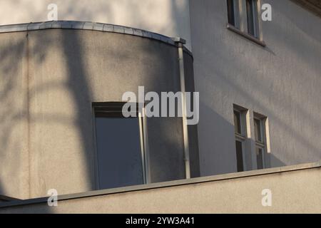 Façade en béton d'un bâtiment gris Banque D'Images