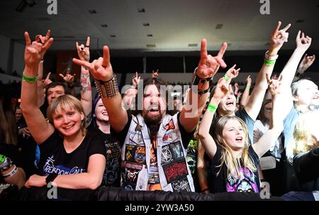 Zlin, République tchèque. 07 décembre 2024. Fans en action lors du concert allemand Medieval metal Bound Feuerschwanz au festival Winter Masters of Rock 2024 à Zlin, République tchèque, le 7 décembre 2024. Crédit : Dalibor Gluck/CTK photo/Alamy Live News Banque D'Images