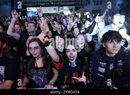 Zlin, République tchèque. 07 décembre 2024. Fans en action lors du concert allemand Medieval metal Bound Feuerschwanz au festival Winter Masters of Rock 2024 à Zlin, République tchèque, le 7 décembre 2024. Crédit : Dalibor Gluck/CTK photo/Alamy Live News Banque D'Images