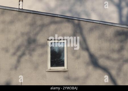 Façade en béton d'un bâtiment gris Banque D'Images