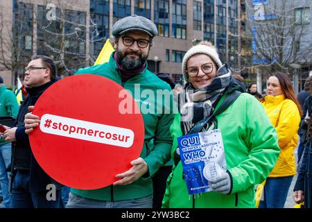 Bruxelles, Belgique. 09th Dec, 2024. Illustration photo prise lors d'une action de protestation de la Fédération Wallonne de l'Agriculture (FWA) et de l'Union des agricultrices Wallonnes (UAW), avec le soutien de l'union agricole européenne Copa Cogeca et du Boerenbond contre les accords commerciaux UE-Mercosur, à Bruxelles, lundi 09 décembre 2024. BELGA PHOTO HATIM KAGHAT crédit : Belga News Agency/Alamy Live News Banque D'Images