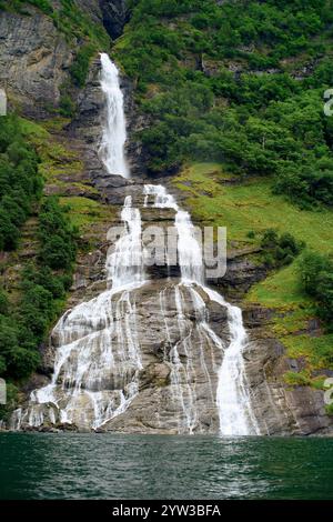 Une cascade pittoresque descendant une falaise verdoyante, Geirangerfjord, Norvège Banque D'Images