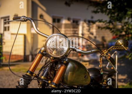 Moto, voiture classique, vue de face, gros plan, lumière du soir, coucher de soleil, vieille ville, Luebbenau, Brandebourg, Spreewald, Allemagne, Europe Banque D'Images
