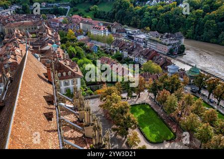 Berne, Suisse - vieille ville avec point de vue Munsterplatform sur la rivière Aare, vue d'en haut. Banque D'Images