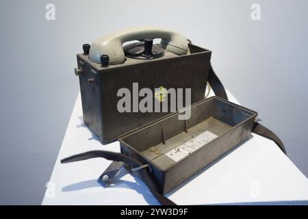 Ancien téléphone de terrain, Musée archéologique de Cacabelos, village de Cacabelos, région d'El Bierzo, Castille-et-Léon, Espagne Banque D'Images