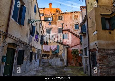 Maisons anciennes dans la ville de Venise, Italie. Castello sestiere (quartier) architecture résidentielle, petite cour, façades vieillies et séchage du linge à l'extérieur. Banque D'Images