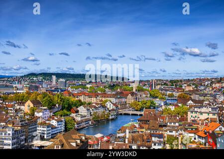 Ville de Zurich paysage urbain en Suisse. Vue surélevée de la vieille ville avec la rivière Limmat. Banque D'Images