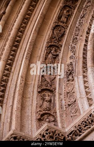 DÉTAIL DE LA PORTE ROMANE DE LA CATHÉDRALE DE VALENCE Banque D'Images