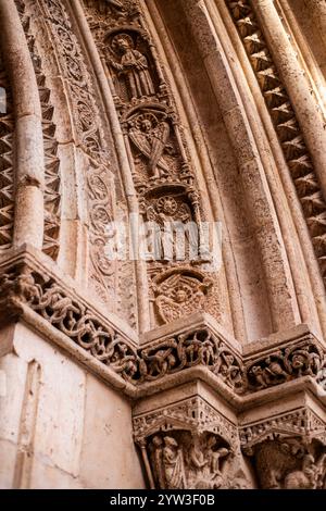 DÉTAIL DE LA PORTE ROMANE DE LA CATHÉDRALE DE VALENCE Banque D'Images