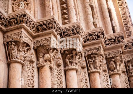 DÉTAIL DE LA PORTE ROMANE DE LA CATHÉDRALE DE VALENCE Banque D'Images