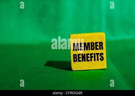 Message des avantages du membre écrit sur un cube en bois jaune avec fond vert. Symbole conceptuel des avantages pour les membres. Copier l'espace. Banque D'Images