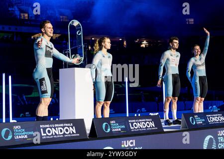 Londres, Royaume-Uni. 06th Dec, 2024. Katie Archibald du Royaume-Uni, Dylan Bibic du Canada, Alina Lysenko des athlètes neutres individuels et Harrie Lavreysen des pays-Bas en tant que cycliste au sommet de la liste après la quatrième ronde reçoivent les applaudissements des spectateurs de la Ligue des champions sur piste UCI au Lee Valley VeloPark, Londres, Angleterre, le 6 décembre 2024. Photo de Phil Hutchinson. Utilisation éditoriale uniquement, licence requise pour une utilisation commerciale. Aucune utilisation dans les Paris, les jeux ou les publications d'un club/ligue/joueur. Crédit : UK Sports pics Ltd/Alamy Live News Banque D'Images