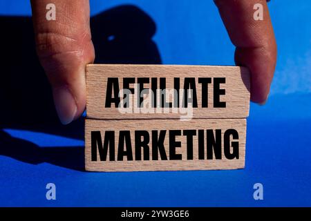 Message de marketing d'affiliation écrit sur des blocs de bois avec fond bleu. Symbole conceptuel de marketing d'affiliation. Copier l'espace. Banque D'Images