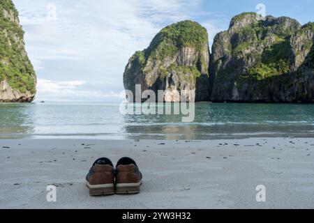 Une paire de chaussures se tient sur la plage de Koh Phi Phi, Maya Bay en Thaïlande Banque D'Images