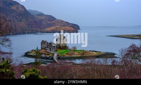 Dornie, Royaume-Uni - 17 février 2024 : vue du château d'Eilean Donan, Dornie, Kyle of Lochalsh Banque D'Images