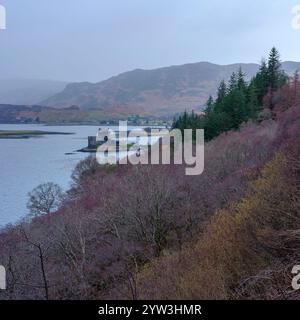 Dornie, Royaume-Uni - 17 février 2024 : vue du château d'Eilean Donan, Dornie, Kyle of Lochalsh Banque D'Images