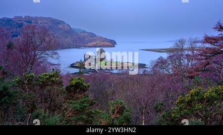 Dornie, Royaume-Uni - 17 février 2024 : vue du château d'Eilean Donan, Dornie, Kyle of Lochalsh Banque D'Images