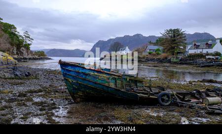 Plockton, Royaume-Uni - 17 février 2024 : vue du port de Plockton, Kyle of Lochalsh, Écosse Banque D'Images