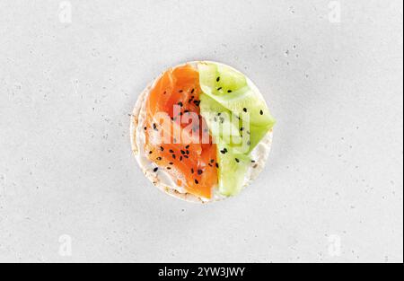 Gâteau de riz avec fromage à la crème, saumon et concombre frais, vue de dessus. Collation sans gluten et à faible teneur en calories. Banque D'Images