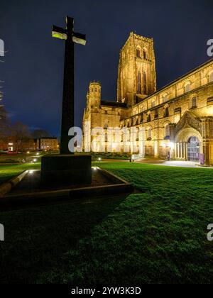 Durham, Royaume-Uni - 19 mars 2024 : vue nocturne de la cathédrale de Durham Banque D'Images