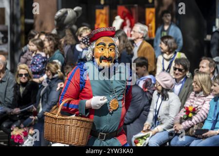 Les participants déguisés en bouffons du canton invité de Schwyz, symposium des bouffons des sociétés carnavalesques Maerchler, défilé des cos historiques Banque D'Images