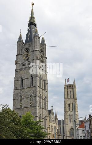 Beffroi et tour de la cathédrale Saint-Bavon, également Sint-Baafskathedraal (derrière), site du patrimoine mondial de l'UNESCO, Gand, Flandre, Belgique, Europe Banque D'Images