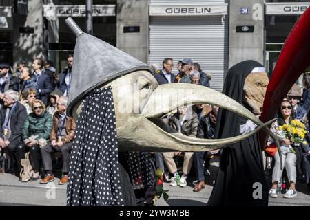 Les participants déguisés en bouffons du canton invité de Schwyz, symposium des bouffons des sociétés carnavalesques Maerchler, défilé des cos historiques Banque D'Images