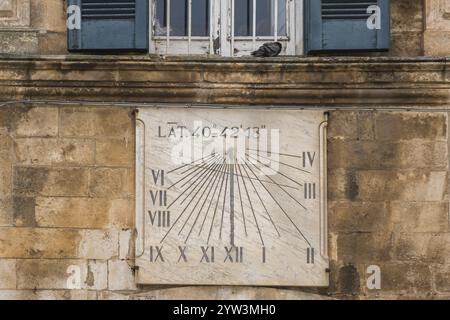 Cadran solaire sur une façade de maison altérée, Martina Franca, Pouilles, Italie, Europe Banque D'Images