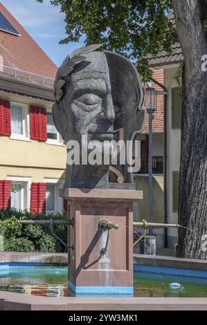 Fontaine avec le buste de l'empereur romain Vespasien, œuvre d'art de 1992 du sculpteur Guido Messer, Riege am Kaiserstuhll, Bade-Wuerttemberg, Banque D'Images