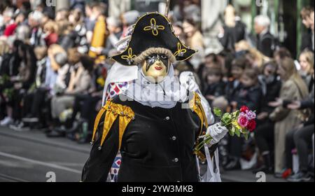 Les participants déguisés en bouffons du canton invité de Schwyz, symposium des bouffons des sociétés carnavalesques Maerchler, défilé des cos historiques Banque D'Images