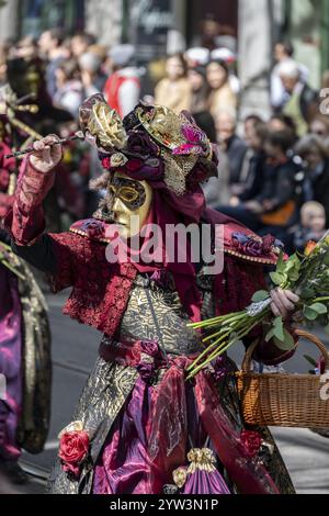 Les participants déguisés en bouffons du canton invité de Schwyz, symposium des bouffons des sociétés carnavalesques Maerchler, défilé des cos historiques Banque D'Images