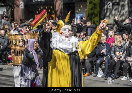 Les participants déguisés en bouffons du canton invité de Schwyz, symposium des bouffons des sociétés carnavalesques Maerchler, défilé des cos historiques Banque D'Images