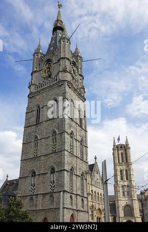 Beffroi, et tour de la cathédrale Saint-Bavon, également Sint-Baafskathedraal (derrière), site du patrimoine mondial de l'UNESCO, Gand, Flandre, Belgique, Europe Banque D'Images