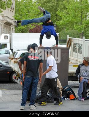 Groupe d'adolescents jouant des acrobaties dans la rue de Paris Banque D'Images