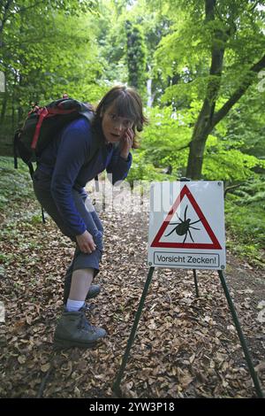 Un randonneur craint une morsure de tique, signe d'avertissement, tiques d'avertissement, insectes Hesse, République fédérale d'Allemagne Banque D'Images