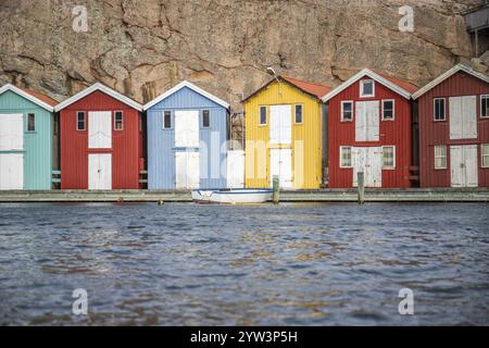 Petites maisons colorées en bord de mer. Maisons typiques en Suède pour le paysage côtier. Pêche au crabe et entreposage dans un port étroit. Smoegen, Smoegenb Banque D'Images