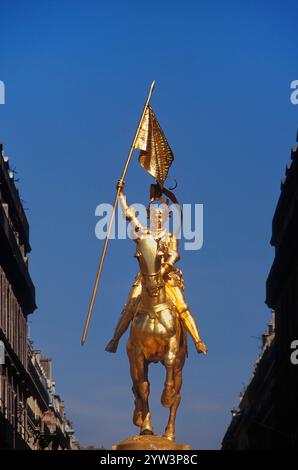 Statue équestre Jeanne d’Arc par Emmanuel Fremiet, 1874, place des Pyramides, Paris, France Banque D'Images