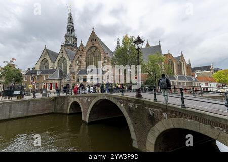 Vieille église de Oude Kerk, aujourd'hui église calviniste et pont Oudekennissteeg dans le quartier rouge du centre historique d'Amsterdam, Hollan Nord Banque D'Images