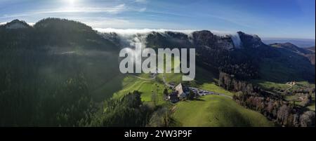 Rivière de brouillard au Chilchzimmersattel, bord droit au Geissflueh, image drone, Basel-Landschaft, Suisse, Europe Banque D'Images