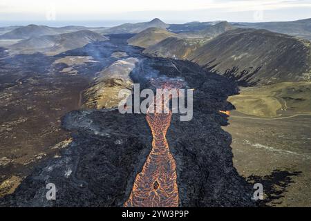 Image drone de lave incandescente à Grindavik, Sudurnes, Islande, Europe Banque D'Images