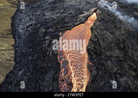 Image drone de lave incandescente à Grindavik, Sudurnes, Islande, Europe Banque D'Images