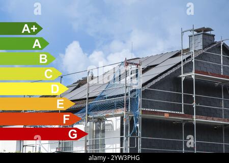Échafaudages et panneaux solaires sur le toit d'une maison individuelle à Essen, classes d'efficacité énergétique selon le GEG, Essen, Allemagne, Europe Banque D'Images
