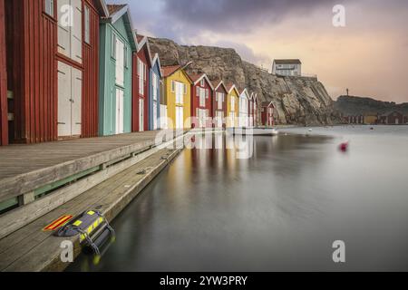 Petites maisons colorées en bord de mer. Maisons typiques en Suède pour le paysage côtier. Pêche au crabe et entreposage dans un port étroit. Smoegen, Smoegenb Banque D'Images