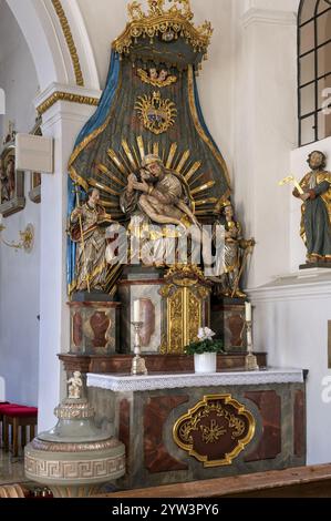 Église Saint-Martin, autel latéral avec Pieta et fonts baptismaux, Hopferau, Allgaeu, Bavière, Allemagne, Europe Banque D'Images