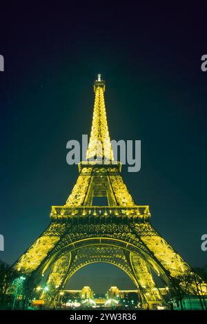 Tour Eiffel, la nuit, Paris, France Banque D'Images